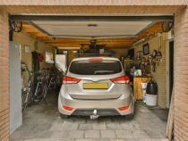 Astuce de stockage d’abri de voiture : Gagner de la place dans votre garage