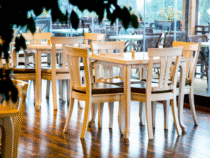 Location de tables et chaises : des solutions pratiques pour vos réceptions et événements