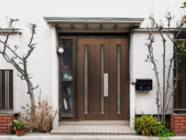 Les critères essentiels pour bien choisir et installer votre porte d’entrée