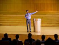 7 erreurs de langage corporel qui ruinent votre prise de parole en public