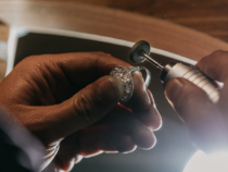 Gravure sur bijoux : techniques manuelles vs laser