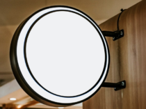 Désinstaller l’ancienne enseigne avant l’installation sur site de la nouvelle