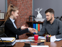 Comment utiliser le silence pour prendre le pouvoir en négociation commerciale