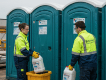 L’entretien des toilettes chimiques en location : qui s’en charge ?