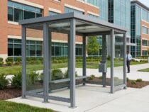 Abris métalliques pour fumeurs en entreprise : normes et installation