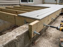 Comment fixer une terrasse en composite sur une dalle béton existante ?