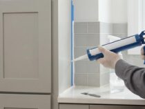 Les astuces pour calfeutrer les joints en silicone entre les meubles et les murs