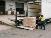 Ramassage de palettes en messagerie : camion avec hayon obligatoire